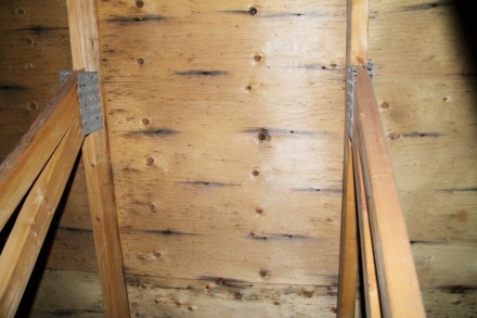 Leakage into decking_4558